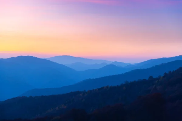 Осенние горы на восходе солнца — стоковое фото