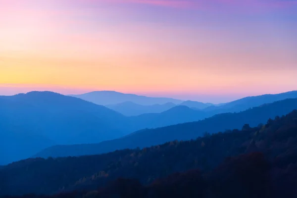 Montanhas de outono ao nascer do sol — Fotografia de Stock