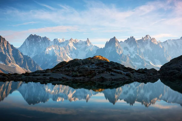 Zonnige dag aan het meer Lac Blanc in Frankrijk Alpen — Stockfoto