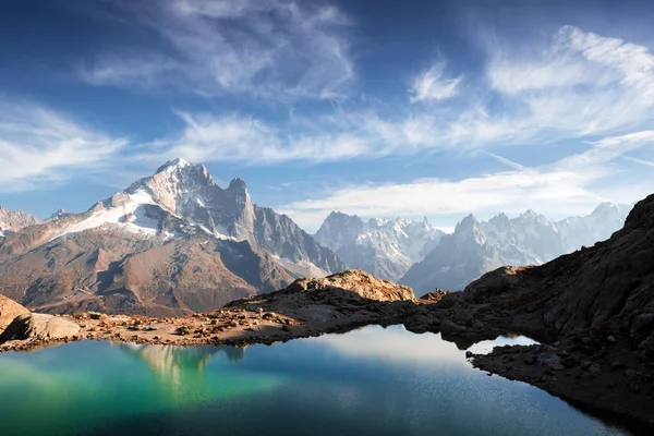 Zonnige dag aan het meer Lac Blanc in Frankrijk Alpen Rechtenvrije Stockfoto's