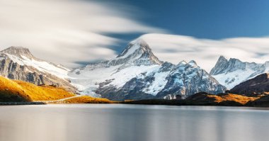 İsviçre Alpleri 'ndeki Bachalpsee Gölü manzarası