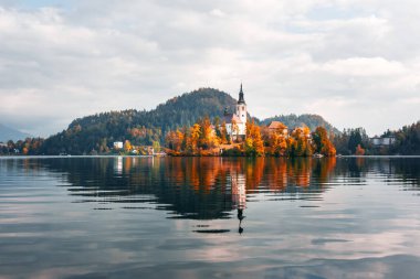 Slovenya 'nın Julian Alps kentindeki Bled Gölü' nün renkli gündoğumu manzarası