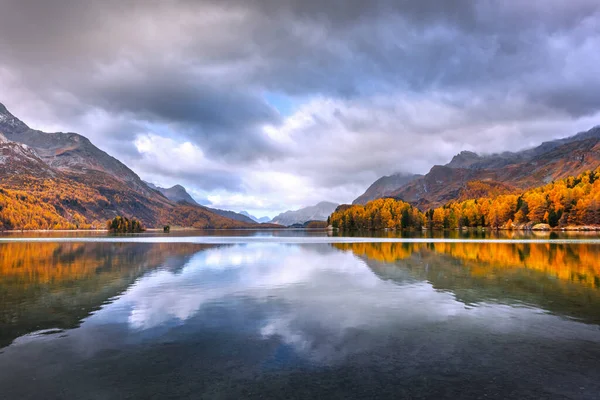 Podzimní jezero Sils ve Švýcarských Alpách — Stock fotografie