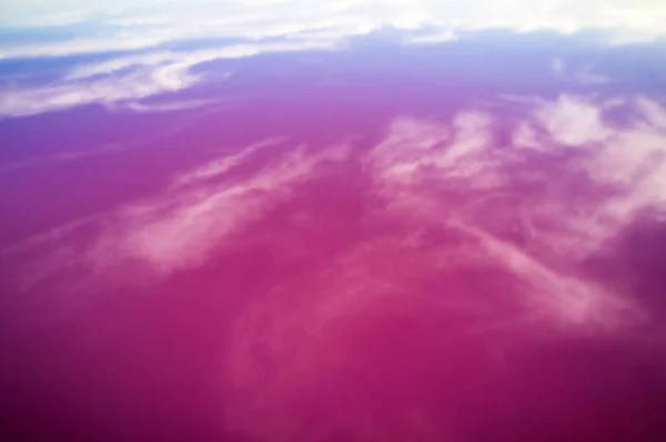 Vista astratta dell'acqua salata del lago rosa dal drone — Foto Stock
