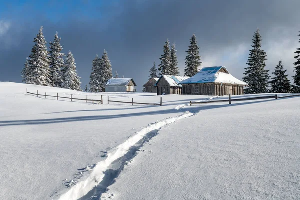 Пейзаж со снежным домом — стоковое фото