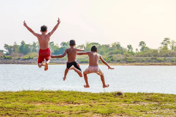 Trois Jeunes Garçons Sautant Dans Lac — Photo