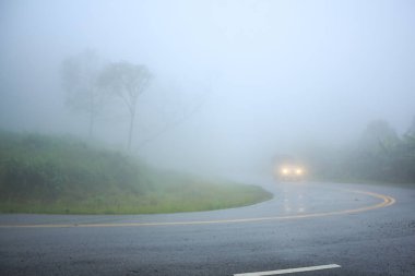 Sisli yolda giden alışveriş merkezi kamyonu Tayland 'ın kuzeyindeki dağda tehlikeli bir yoldur.