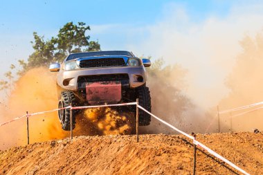 Off-road yarışmasında toprak yolda bir off-road arabası
