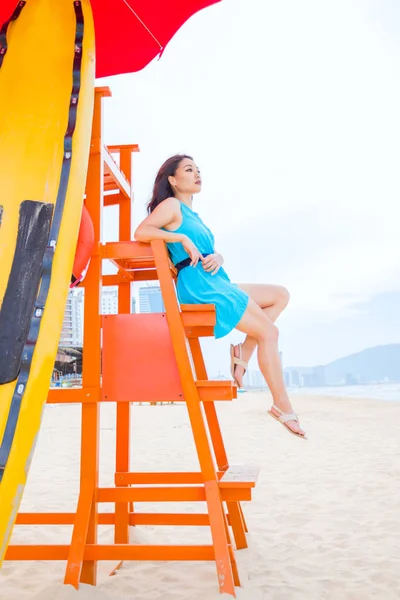 Jovem Mulher Asiática Sentada Praia Lifeguard Torre Olhando Para Longe — Fotografia de Stock