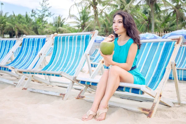 Joven Hermosa Mujer Asiática Está Bebiendo Jugo Coco Playa Tropical —  Fotos de Stock