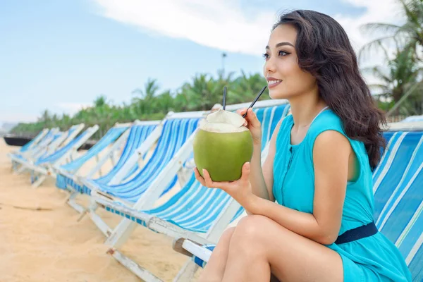 Joven Hermosa Mujer Asiática Está Bebiendo Jugo Coco Playa Tropical —  Fotos de Stock