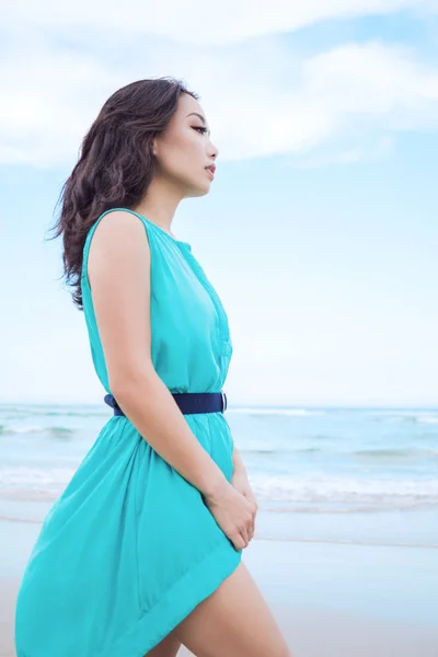 Joven Hermosa Mujer Asiática Está Caminando Largo Playa Tropical Del — Foto de Stock