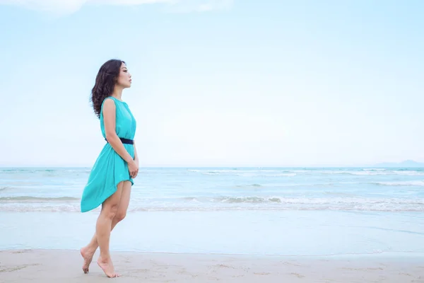 Jovem Bela Mulher Asiática Está Andando Longo Praia Mar Tropical — Fotografia de Stock