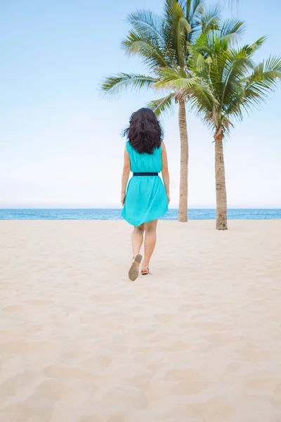 Young Beautiful Asian Woman Walking Tropical Sea Beach — Stock Photo, Image