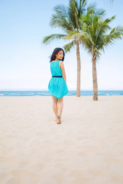 Genç Güzel Asyalı Kadın Tropikal Deniz Sahilde Yürüyor — Stok fotoğraf