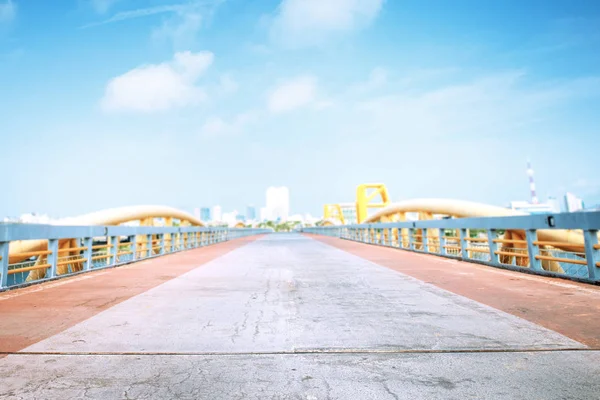 背景にシティラインと橋を空道の抽象的な写真 — ストック写真