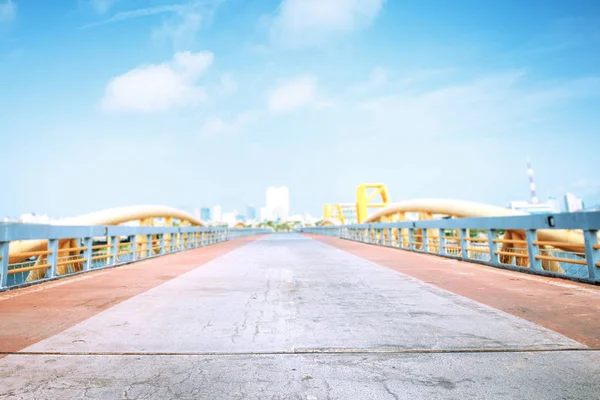 Foto Abstracta Camino Vacío Sobre Puente Con Cityline Fondo — Foto de Stock