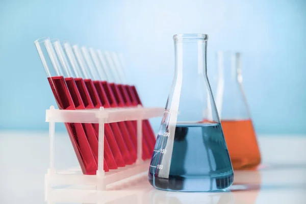 Abstraktes Design Von Chemie Forschungsgläsern Auf Dem Labortisch — Stockfoto