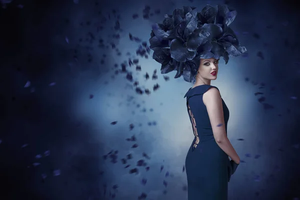 Modeporträt Einer Jungen Frau Die Mit Fantasy Hut Posiert — Stockfoto