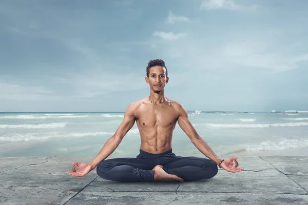 Genç Yogi Adam Lotus Pozisyonu Sahilde Meditasyon — Stok fotoğraf
