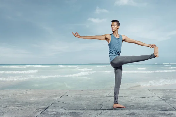 Ung Vacker Man Gör Yoga Sea Beach — Stockfoto