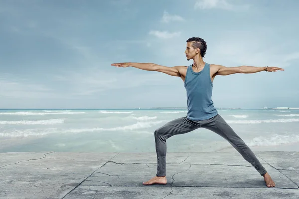 Yakışıklı Delikanlı Deniz Kumsalda Yoga Yaparken — Stok fotoğraf