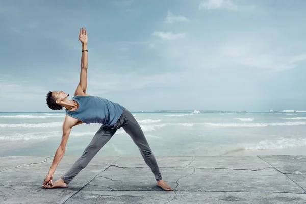 Ung Vacker Man Gör Yoga Sea Beach — Stockfoto