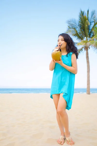 Młody Piękny Asian Kobieta Pije Sok Kokosowy Tropikalnej Plaży — Zdjęcie stockowe