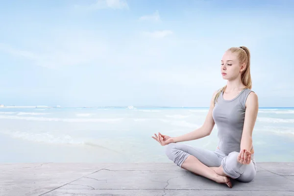 Genç Yogi Kadın Lotus Pozisyonu Sahilde Meditasyon — Stok fotoğraf