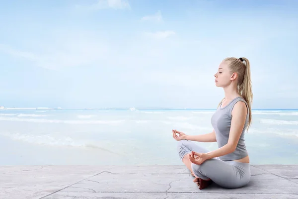 Jeune Femme Yogi Médite Sur Plage Position Lotus — Photo