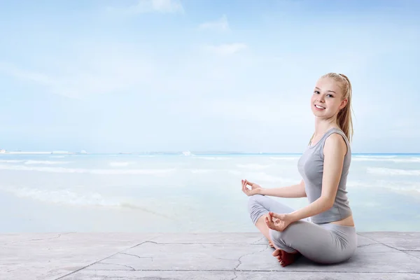 Mujer Joven Haciendo Yoga Relajante Sentado Alfombra Gimnasia Rosa —  Fotos de Stock