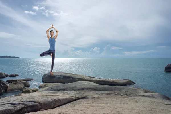 Joven Meditando Aire Libre Costa Del Mar Con Cielo Sombrío —  Fotos de Stock