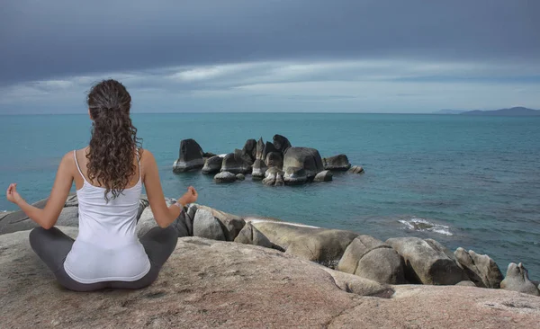 Ung Kvinna Mediterar Utomhus Havet Kusten Med Moody Clody Himmel — Stockfoto