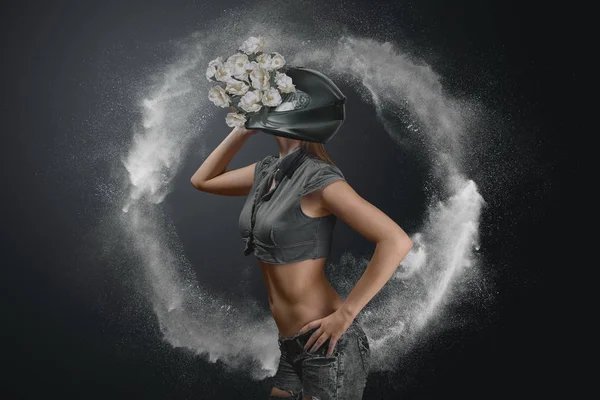 Konzept Abstraktes Modeporträt Einer Jungen Frau Mit Motorradhelm Und Blumen — Stockfoto