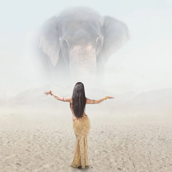 时尚户外幻想肖像年轻女子在美丽的长裙摆在巨型幻影大象面前 — 图库照片