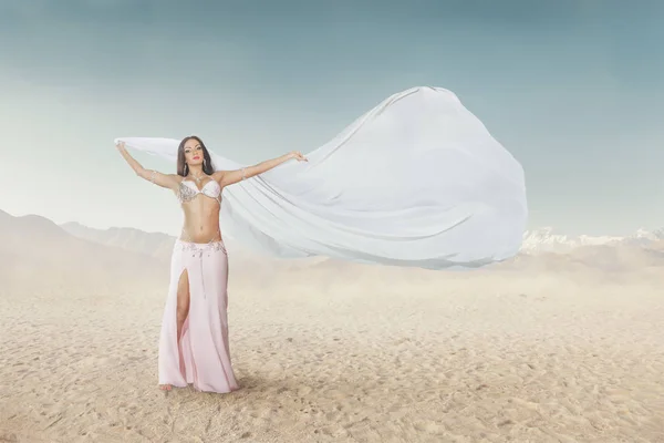 Portrait Beautiful Young Woman Dancing Belly Dance Outdoor Sandy Desert — Stock Photo, Image