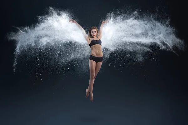 Jeune Femme Avec Des Ailes Poudre Sur Fond Sombre — Photo