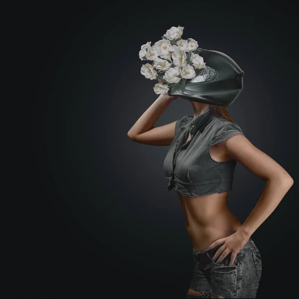 Concept Abstract Mode Portret Van Jonge Vrouw Motorhelm Met Bloemen — Stockfoto