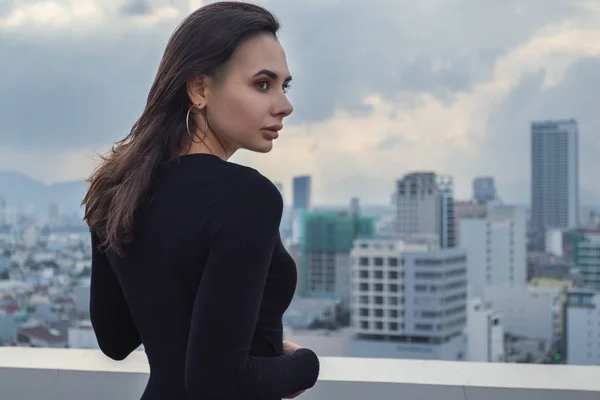 Retrato Livre Jovem Mulher Bonita Telhado Com Vista Para Cidade — Fotografia de Stock