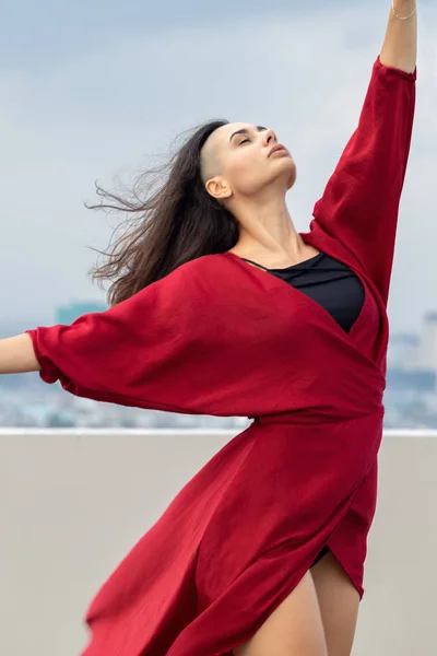 Открытый Портрет Молодой Красивой Женщины Танцующей Крыше Видом Город Дождливый — стоковое фото