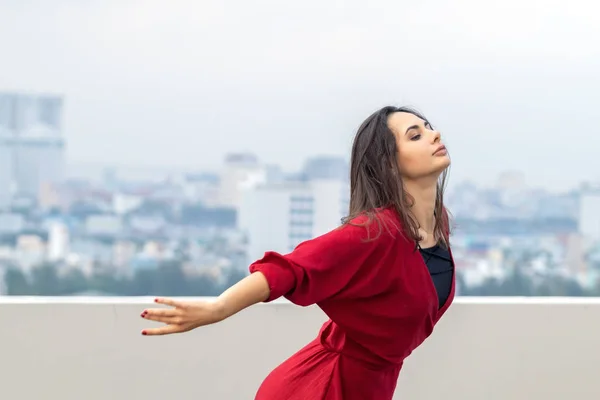 Retrato Livre Jovem Bela Mulher Dançando Telhado Com Vista Para — Fotografia de Stock