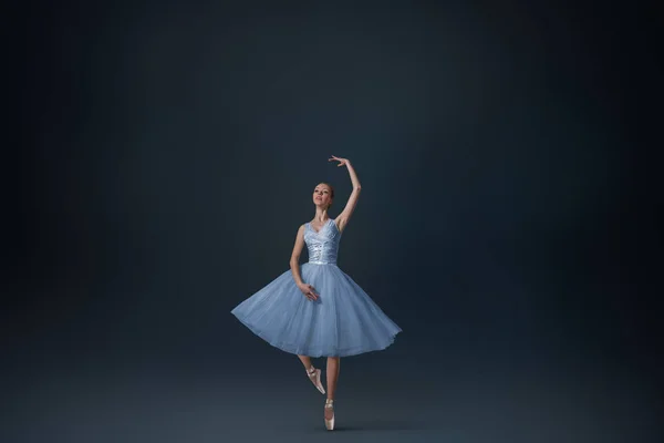 Portret Van Mooie Balletdanser Donkere Studio — Stockfoto