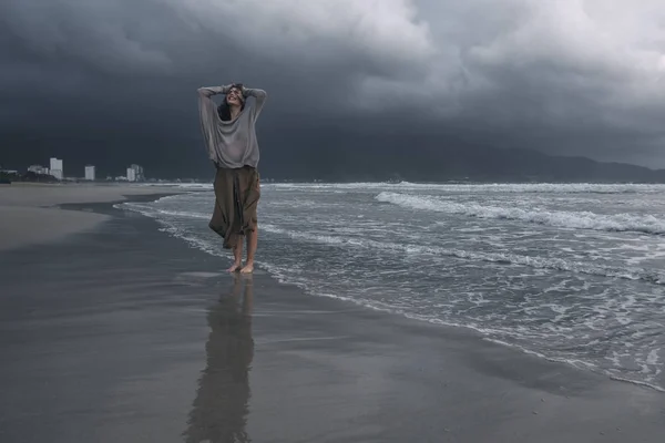Giovane Donna Che Cammina Sulla Spiaggia Del Mare Tempesta Nel — Foto Stock
