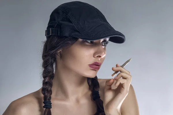 Ritratto Scuro Giovane Donna Fumata Sigaretta Arrotolata Mano — Foto Stock