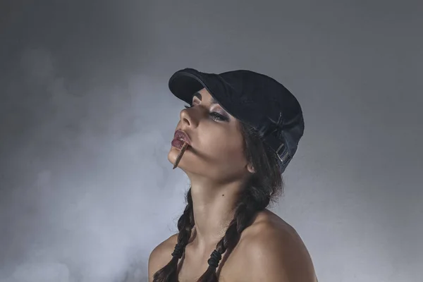 Dark Portrait Young Woman Smoked Hand Rolled Cigarette — Stock Photo, Image