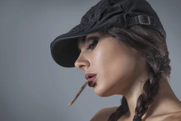 Dunkles Porträt Einer Jungen Frau Die Handgedrehte Zigarette Rauchte — Stockfoto