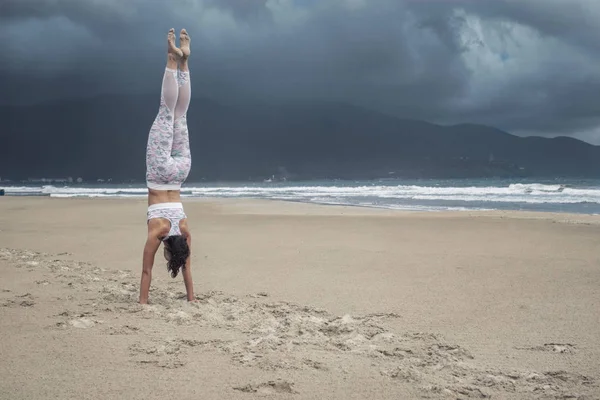 Ung Sportig Smal Kvinna Gör Yogaövning Sanden Den Tropiska Stranden — Stockfoto