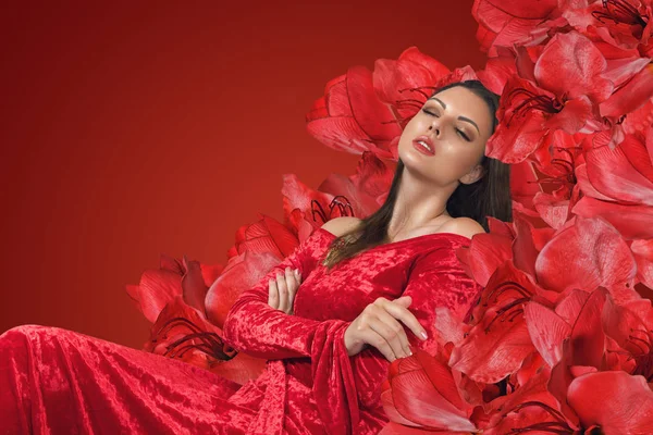 Moda Morena Mulher Relaxante Cadeira Com Grandes Flores Vermelhas — Fotografia de Stock