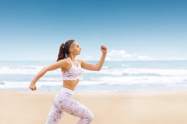 Deniz plajında genç atlet kadın jogging — Stok fotoğraf