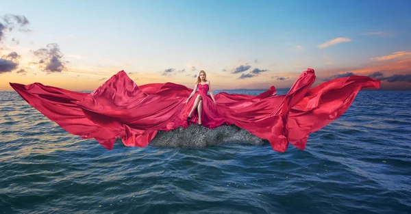 Mujer joven en lujoso vestido largo rojo —  Fotos de Stock